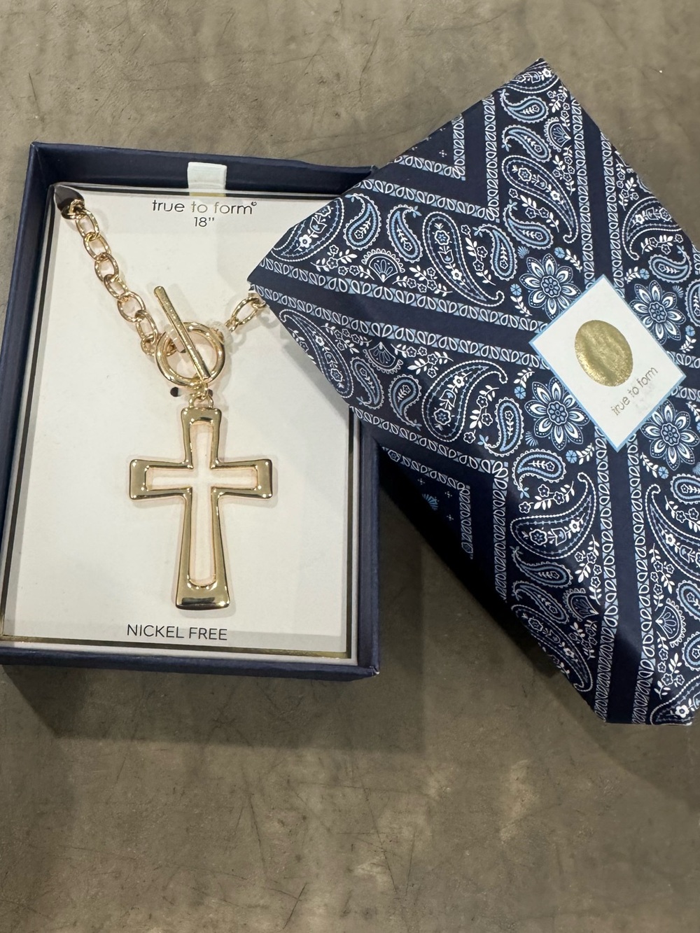 GORGEOUS Gold Cross outline Pendant Necklace- simply stated✝️nickel free